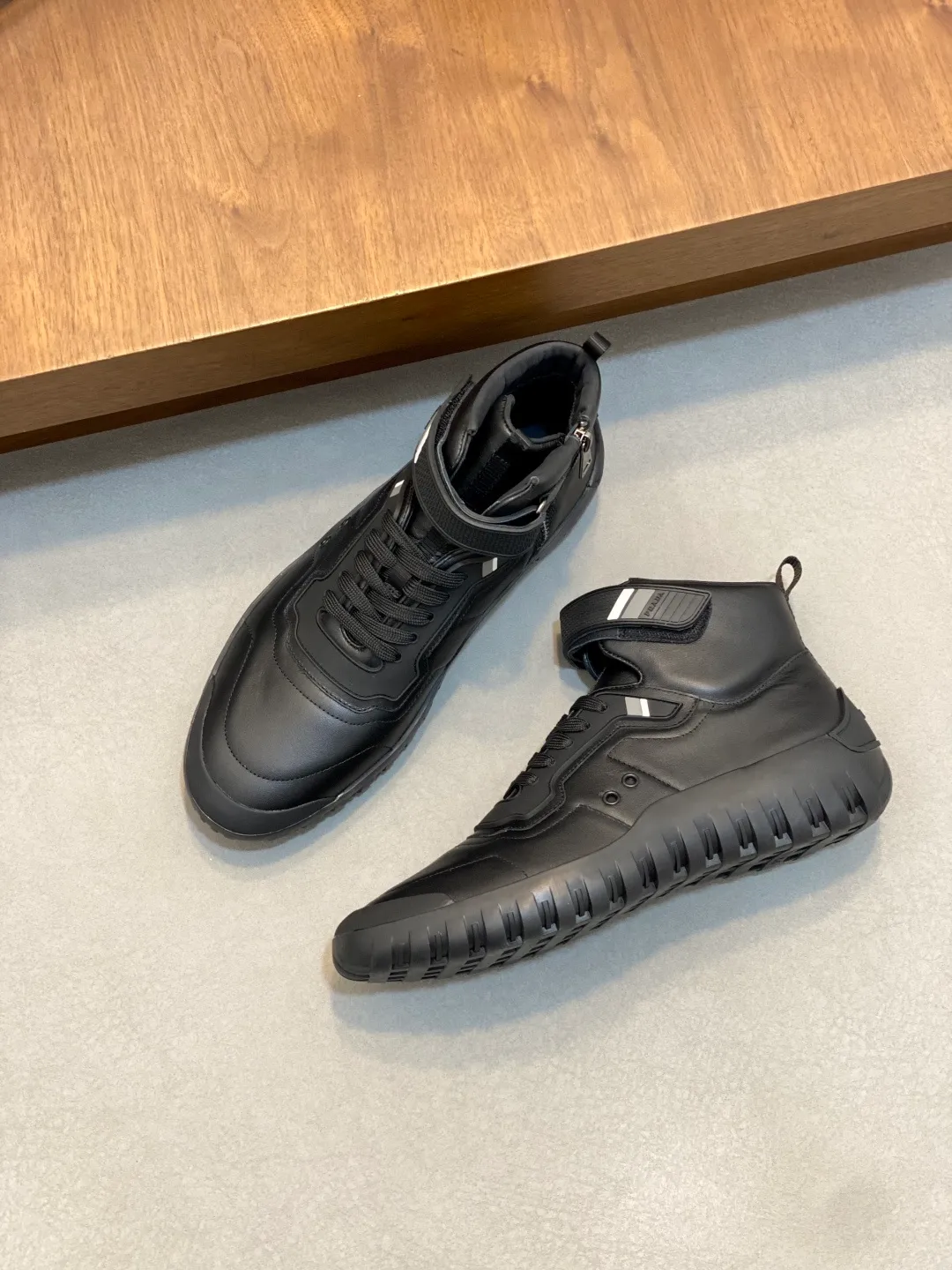 Men's shoes 💰860 Prada/Prada's new men's patchwork casual sports boots! The shoe's exquisite stitching outlines a unique geometric texture, and contemporary lines and details reinterpret the classic sports style. The upper is made of ultra-official material, and the lining is full cowhide. It is lightweight, breathable, practical and versatile. The tongue is decorated with the Prada Milano logo, and the logo print is embellished with the laces. It is paired with a 2.5cm two-color rubber sole to create a comfortable wearing experience. Comes with full set of original packaging dust bag! Size: 39-40-41-42-43-44 (45 customized) standard leather shoe size